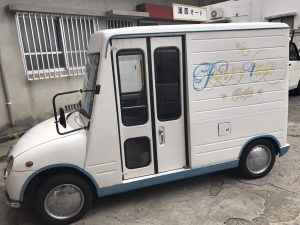 沖縄で売りに出ているウォークスルーバンの移動販売車