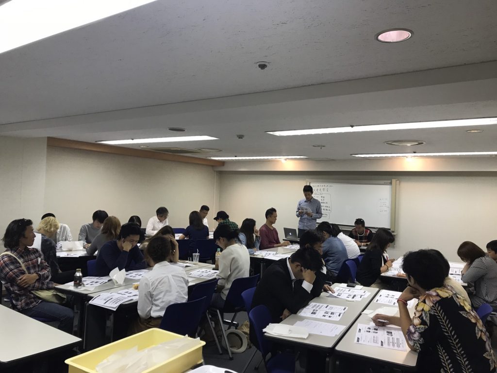 成功事例に基づいたキッチンカーの運営方法などの勉強会の様子