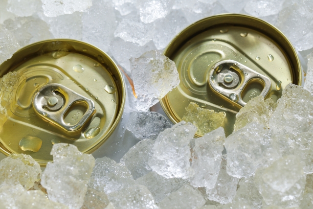 氷で冷えた缶ビール