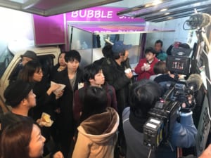 キッチンカーの試食見学会をしている様子