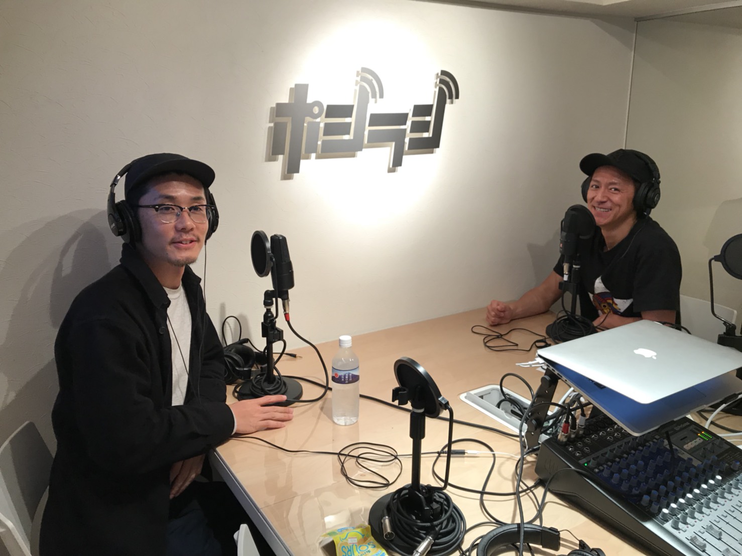 ポジラジに代表の浅葉郁男が出演している様子