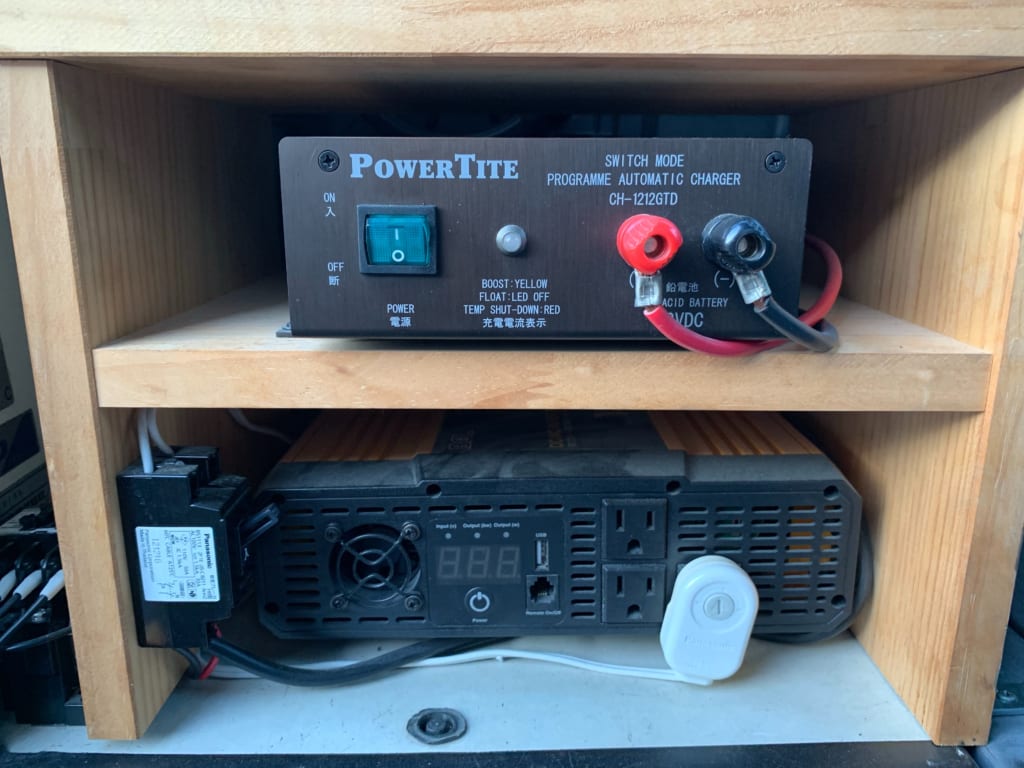 外部入力電源のブレーカーとインバーターを搭載しています。