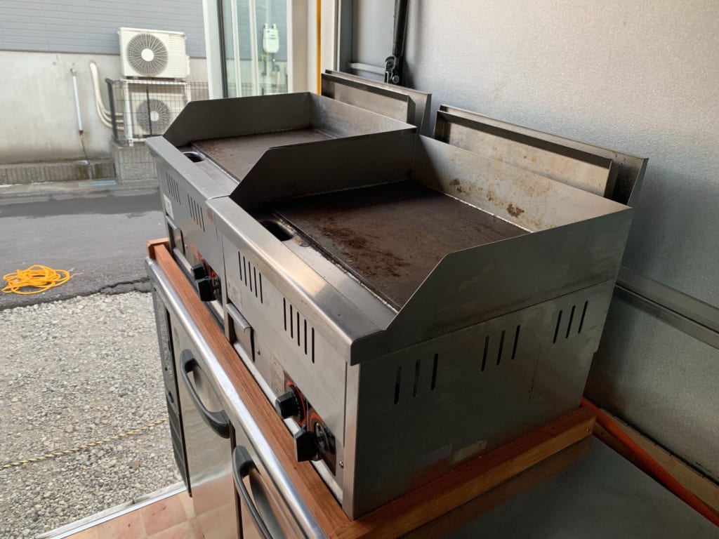 ガスによる鉄板を搭載しています。