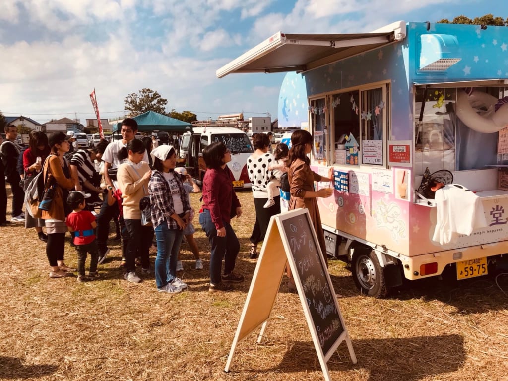魔法堂さんのキッチンカーに行列ができている様子