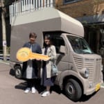 高山さんのキッチンカーを納車する様子