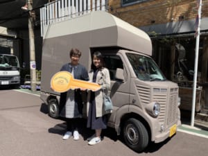 高山さんのキッチンカーを納車する様子