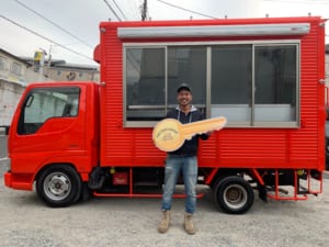 吉原いちご園様にキッチンカーを納車している様子