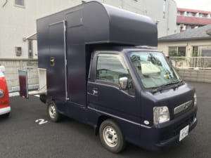 右側面に発電機をのせるためのスペースがある。