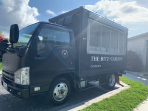 リッツ・カールトン沖縄のマッドブラック基調のキッチンカー