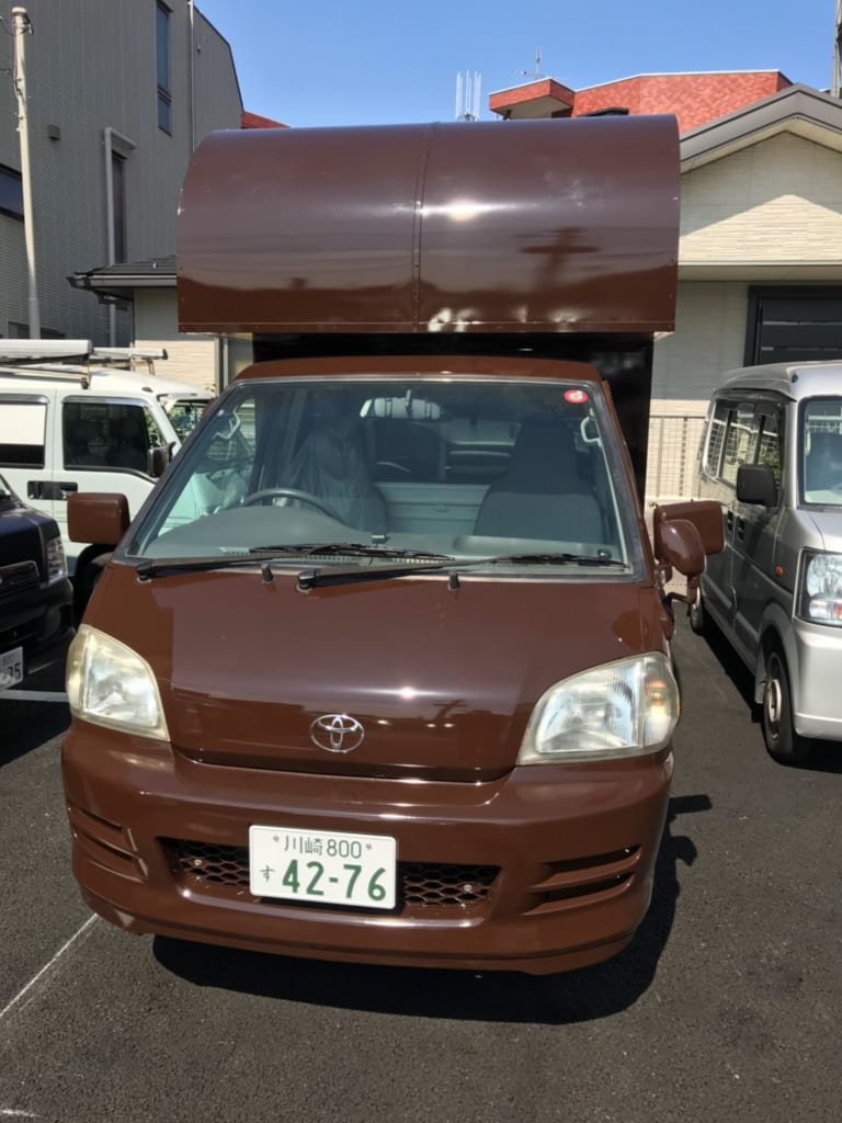 キッチンカーを正面から撮影した写真