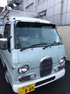 シルバー色のスバルのサンバークラシックの中古キッチンカーです。