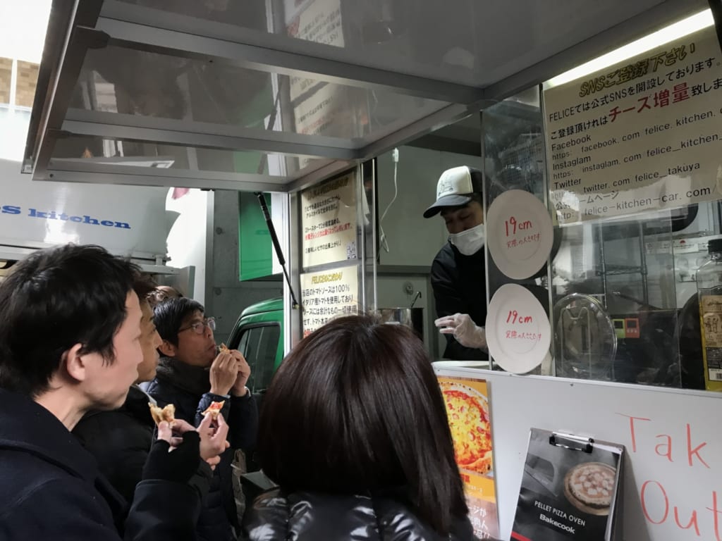 開業セミナーの参加者が試食している様子