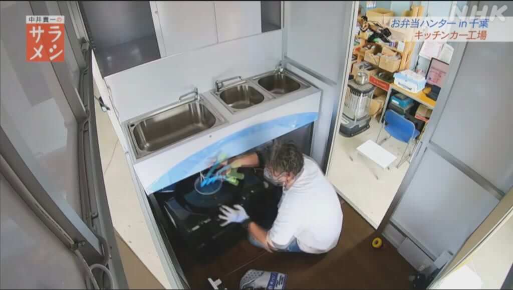 キッチンカーBOX内にタンク、シンク、冷蔵庫などを積み込む様子