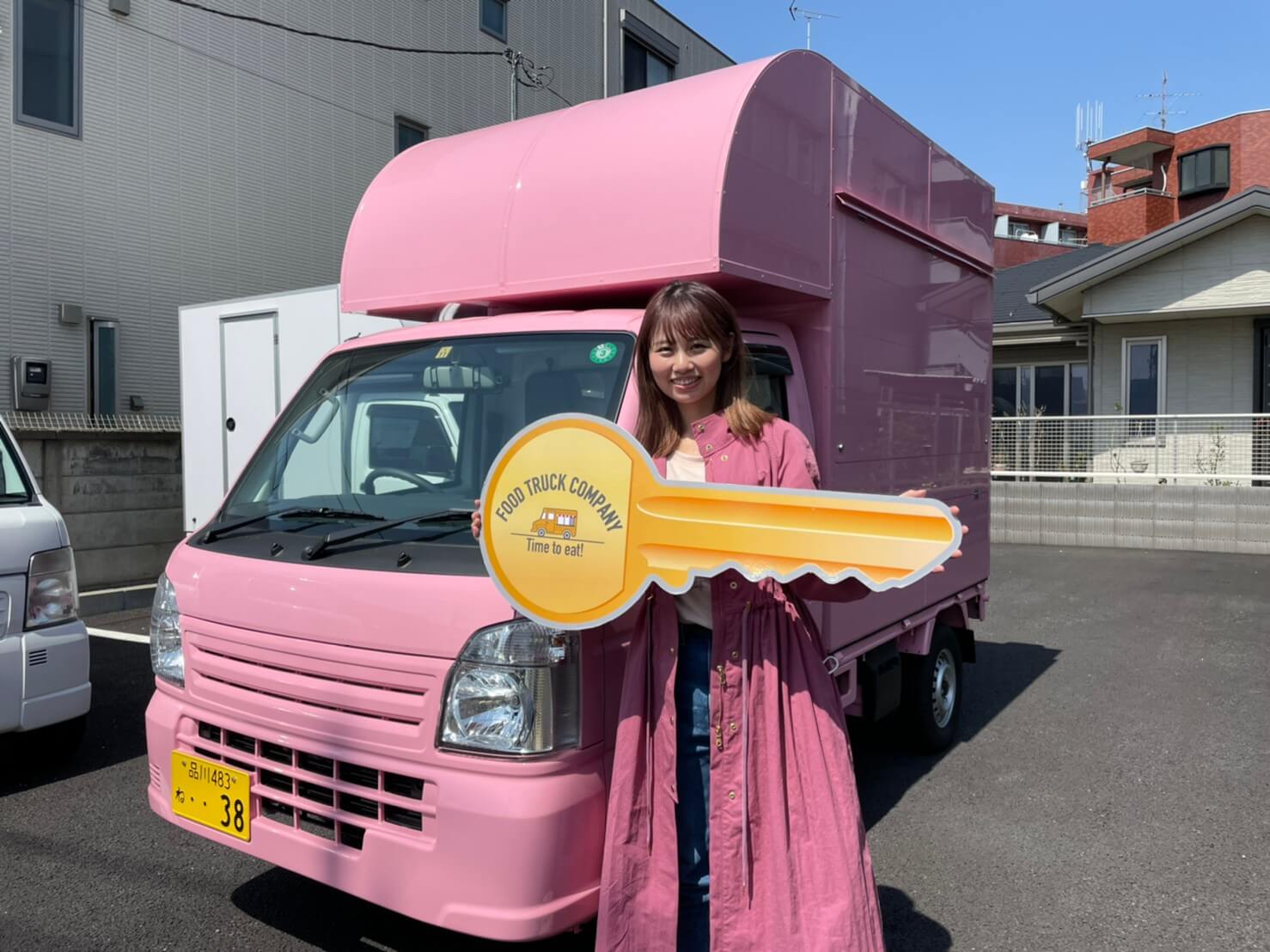 ボンビーガール出演 東京都の開業ガールさやかさんの クレープ のキッチンカーを製作させていただきました 移動販売車 キッチンカー の製作 フードトラックカンパニー 公式