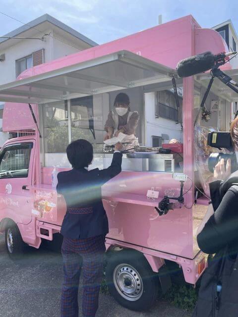 クレープを提供するさやかさん