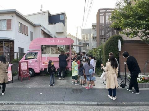 行列ができているさやかさんのキッチンカー