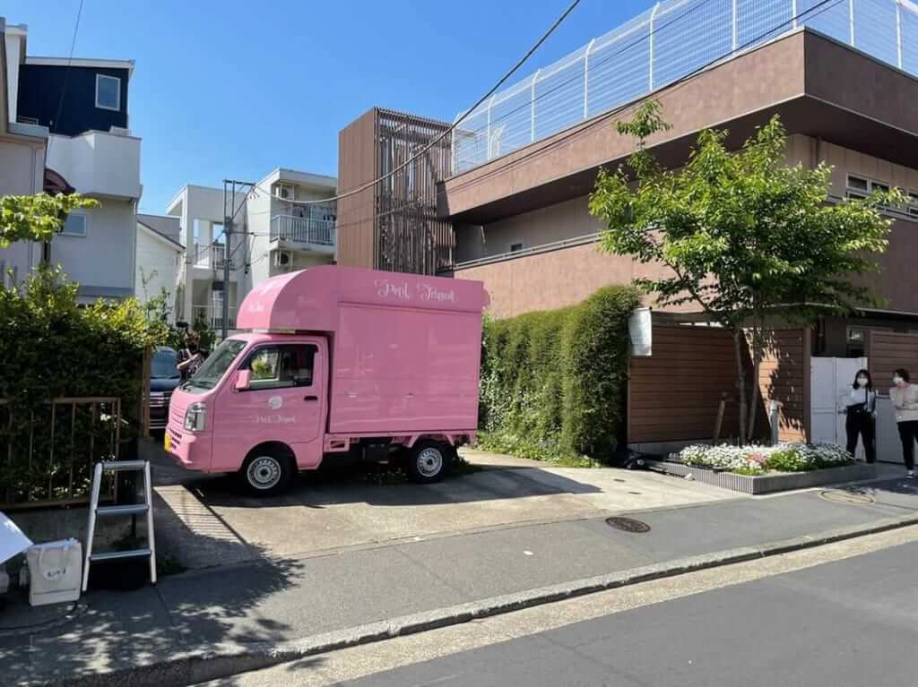 左側販売カウンターが閉まっている状態