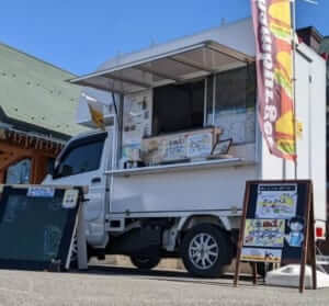 鳥取県米子市の「Kitchin K's(キッチン小春)」様のキッチンカーを製作させていただきました。