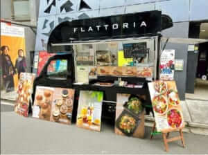 東京都新宿区の「Food truck FLATTORIA」様のキッチンカーを製作させていただきました。