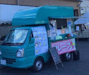 愛知県新城市「しあわせくれーぷ」様のキッチンカーを製作させていただきました
