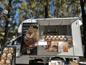 大阪府枚方市「chakra 108 raiswals kitchen」様のキッチンカーを製作させていただきました