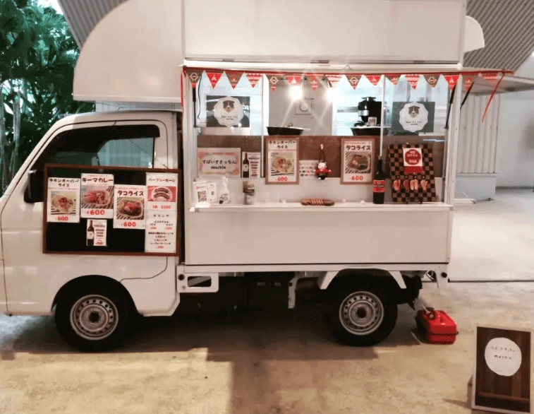 沖縄県宜野湾市「すぱいすキッチンmarble」様のキッチンカーを製作させ