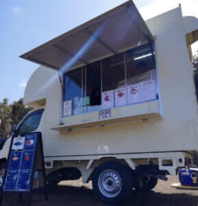 東京都八丈島「おさかなキッチン」様のキッチンカーを製作させていただきました