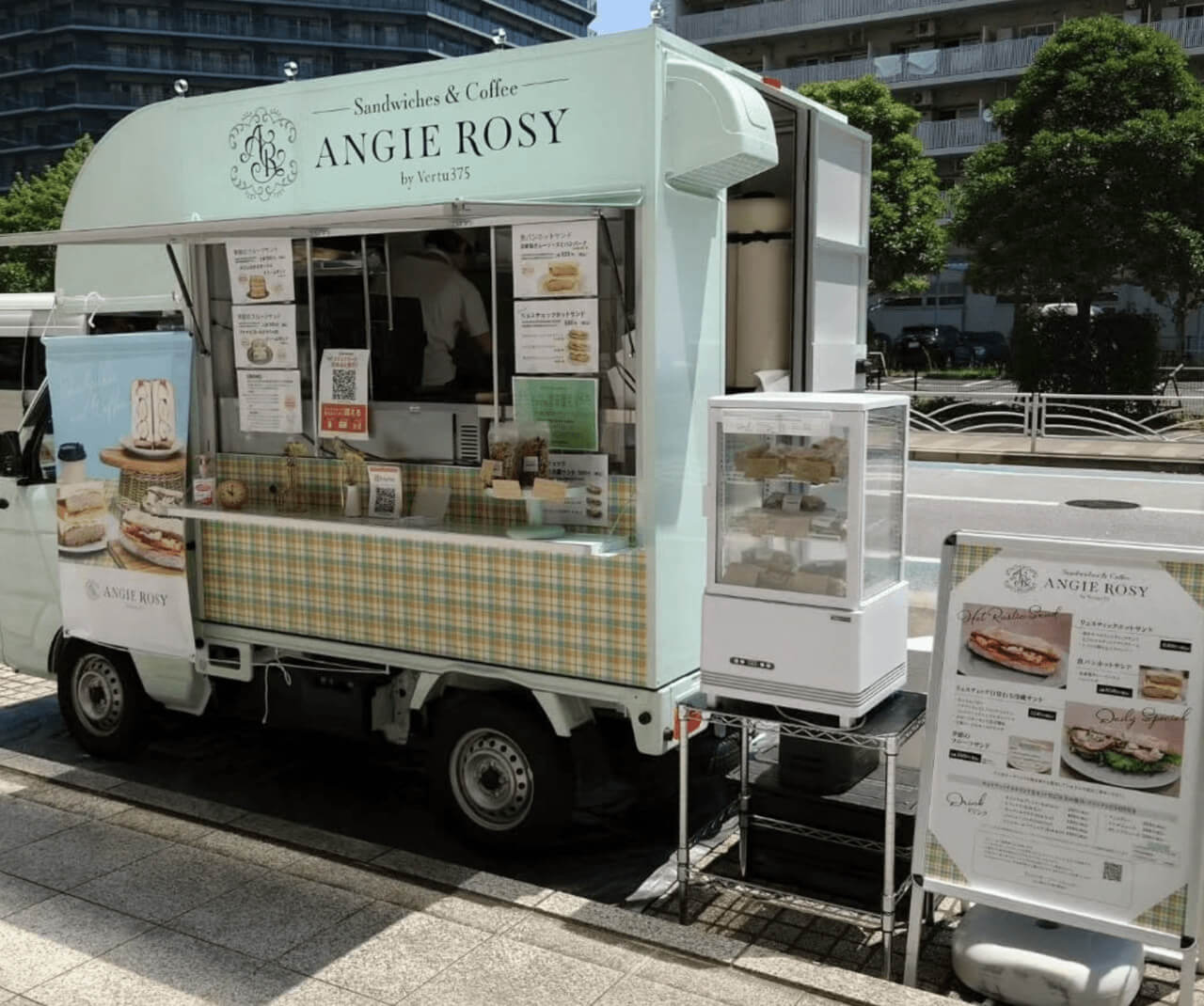 神奈川県川崎市「ANGIE ROSY byVertu375」様のキッチンカーを