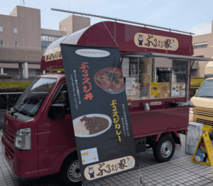 三重県伊勢市「ぶるスジ家」様のキッチンカーを製作させていただきました。