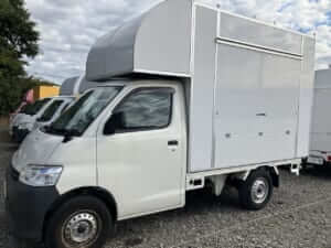 ②無塗装トヨタ/タウンエーストラックの1トン中古キッチンカー