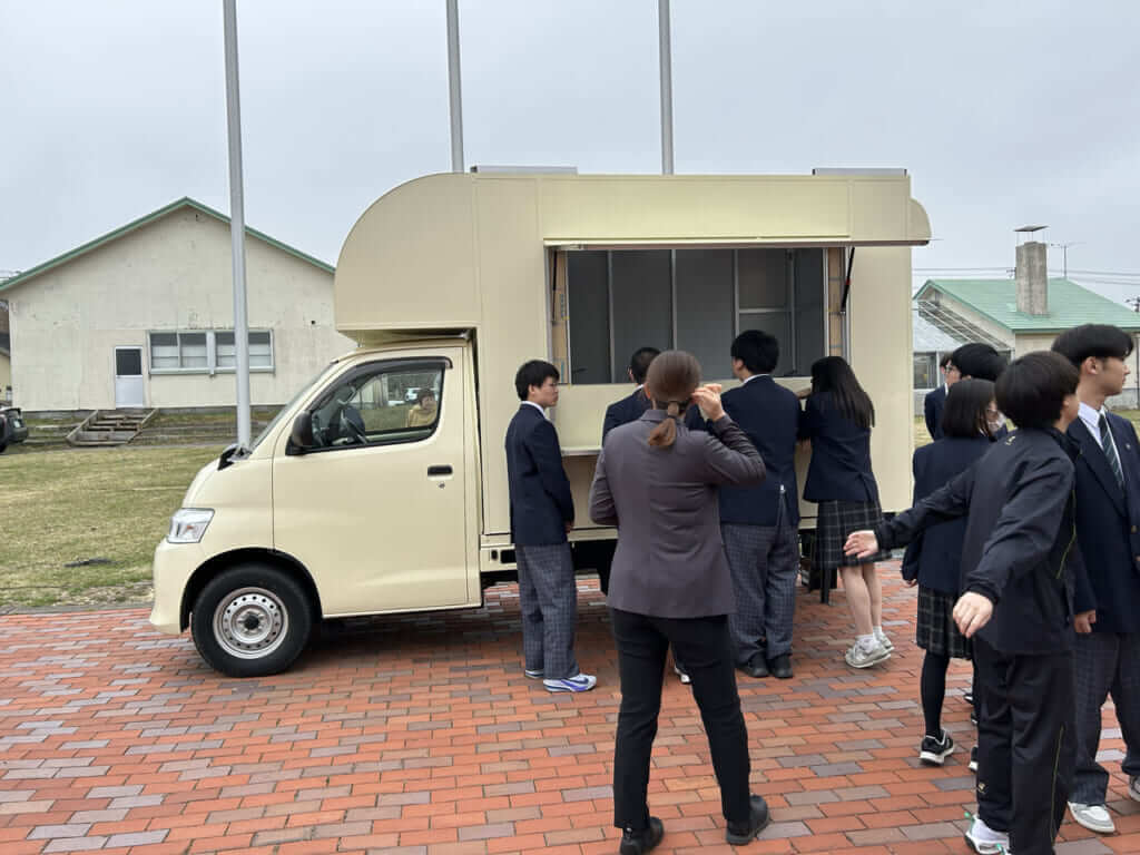 北海道中標津農業高等学校様のキッチンカー納車式の様子